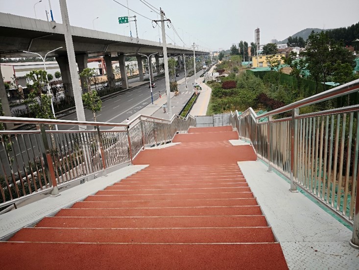 濟南市工業(yè)北路快速路建設人行天橋工程